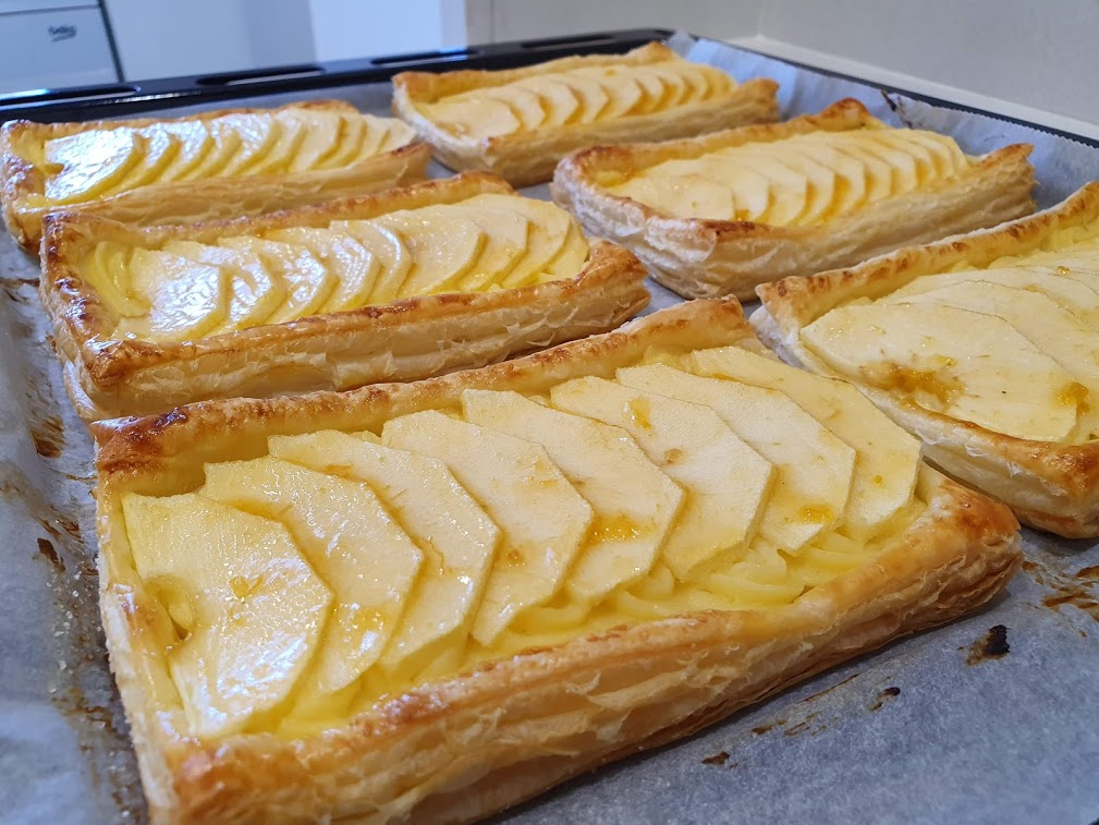Tartaletas de hojaldre con manzana y crema pastelera - OK-Recetas