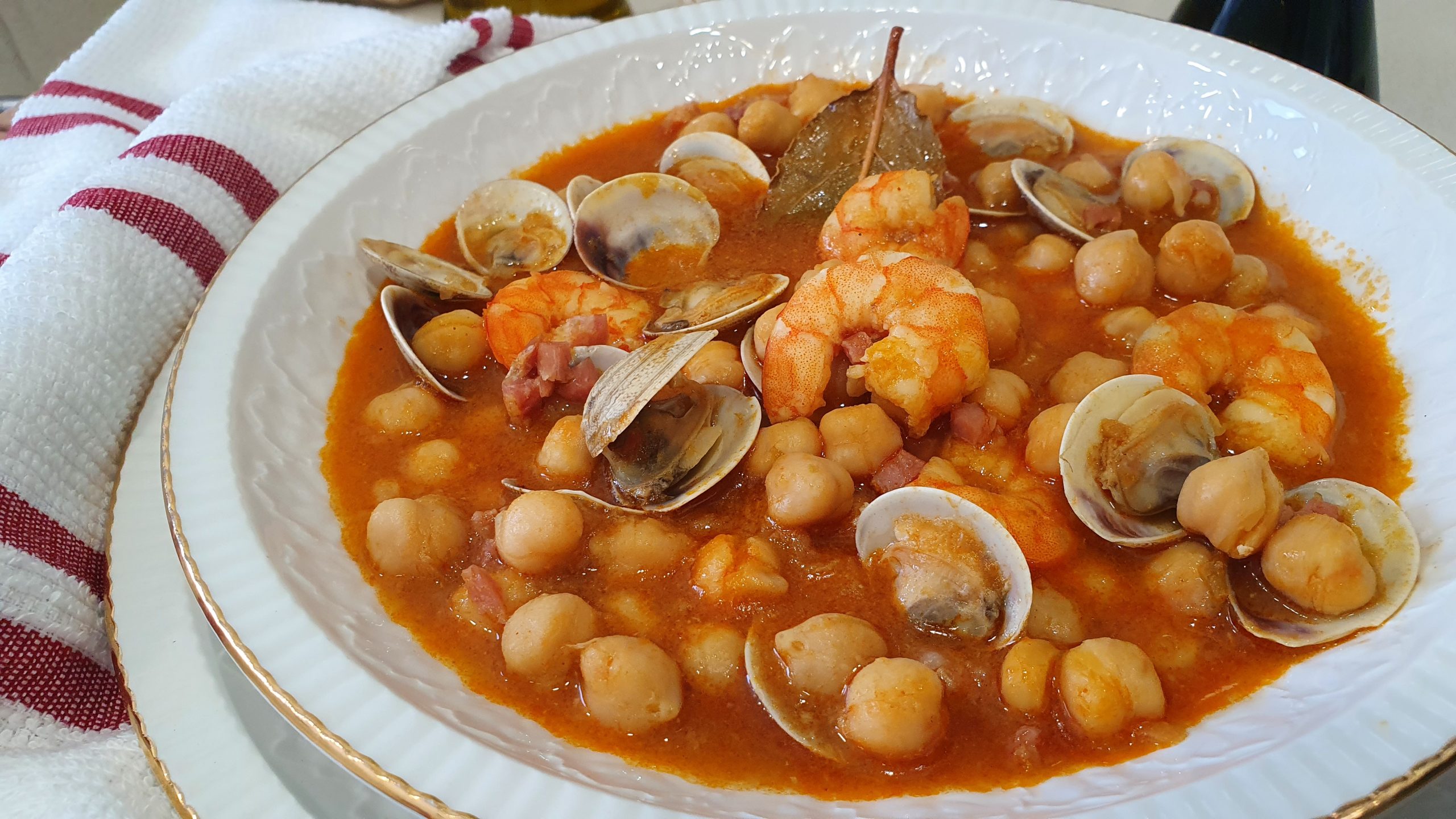Guiso de garbanzos con langostinos y almejas OKRecetas